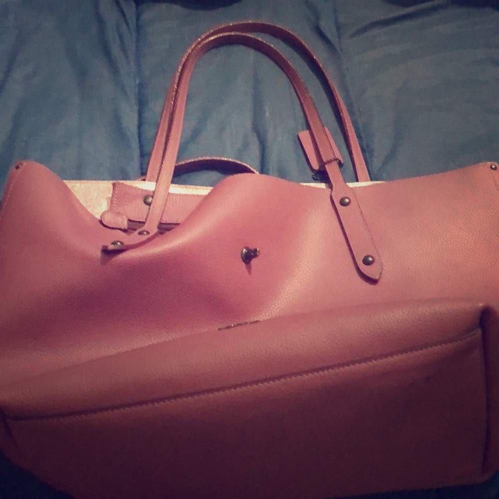 Beautiful Coach Tote *Prices are negotiable*